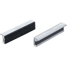 Zwei Schraubstockschonbacken aus Aluminium mit Gummieinlage zum Schutz von Werkstücken.