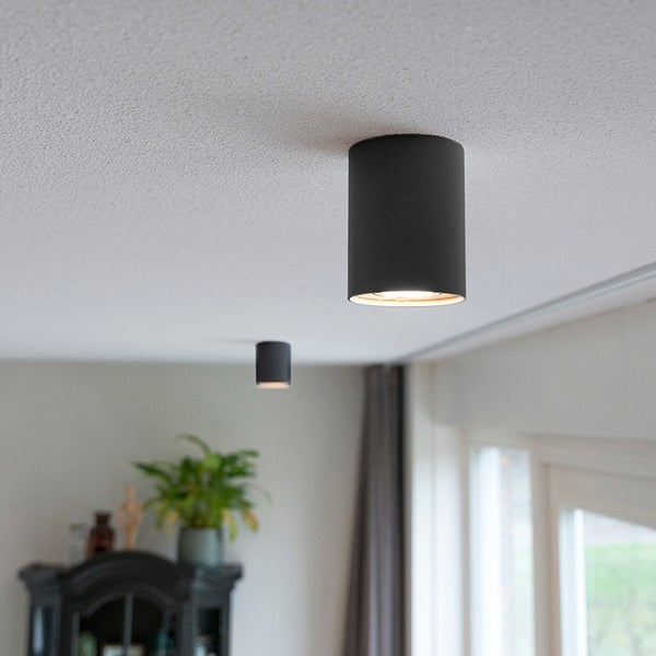 Zwei zylindrische Deckenleuchten im Innenraum