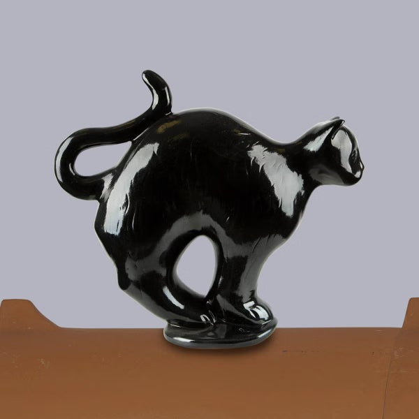 Glänzende, schwarze Katzenfigur aus Keramik mit gewölbtem Rücken, ideal als dekorative Firstfigur für das Hausdach.