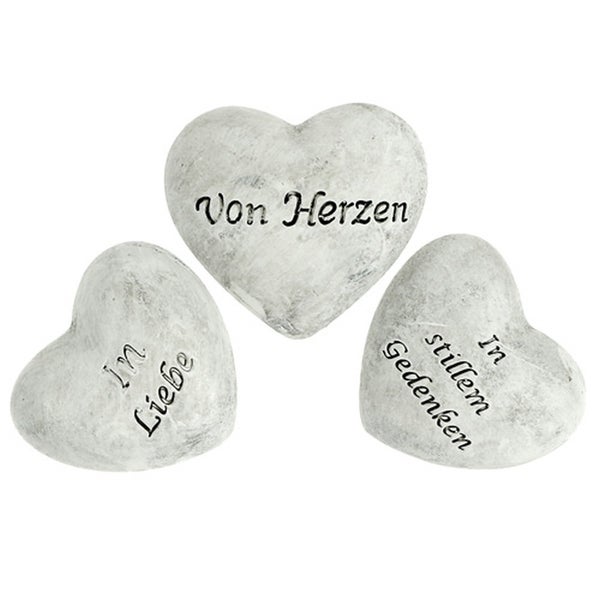 Drei dekorative Herzen aus Stein mit den Aufschriften 'Von Herzen', 'In Liebe' und 'In stillem Gedenken'