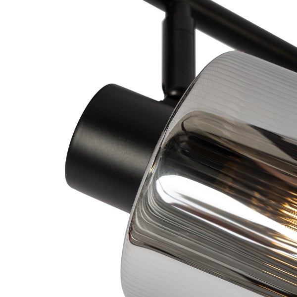 Detailaufnahme einer schwarzen Deckenleuchte mit einem Lampenschirm aus Glas