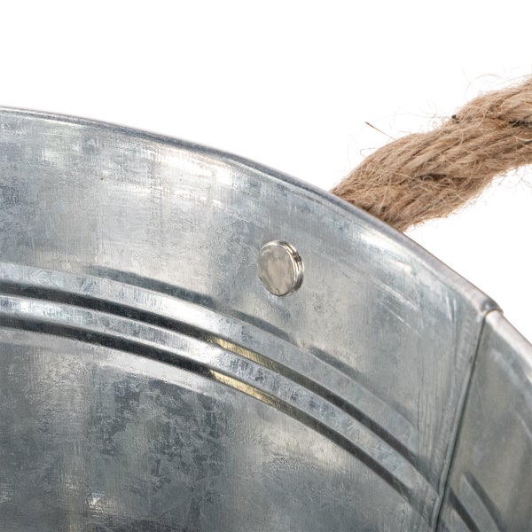 Detailansicht eines verzinkten Metalleimers mit einem Griff aus Naturseil.