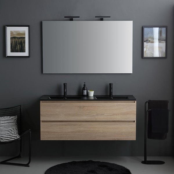 Badezimmer mit Waschtischunterschrank, Spiegel und Accessoires