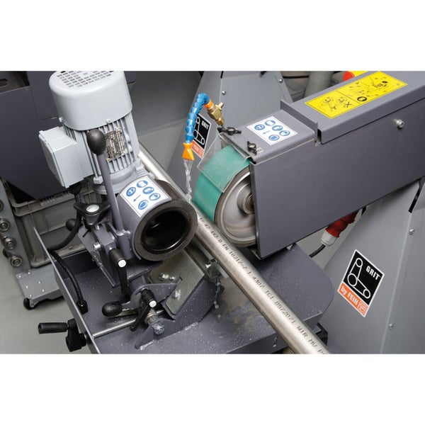 Bandschleifmaschine GRIT by FEIN beim Schleifen eines Metallrohrs mit aktiver Wasserkühlung.