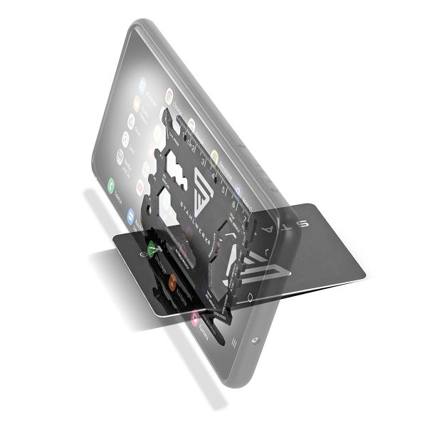 Schwarze STAHLWERK Multitool Karte beim Öffnen einer Flasche und einer Dose.