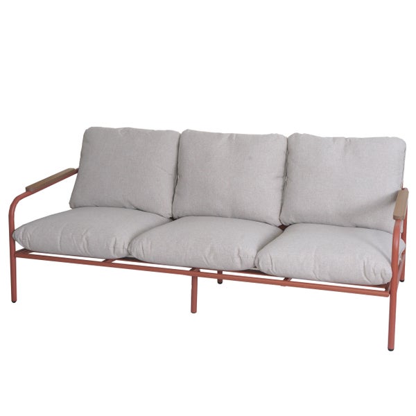 Dreisitzer Gartensofa aus Metall mit Holzarmlehnen und grauen Polstern.
