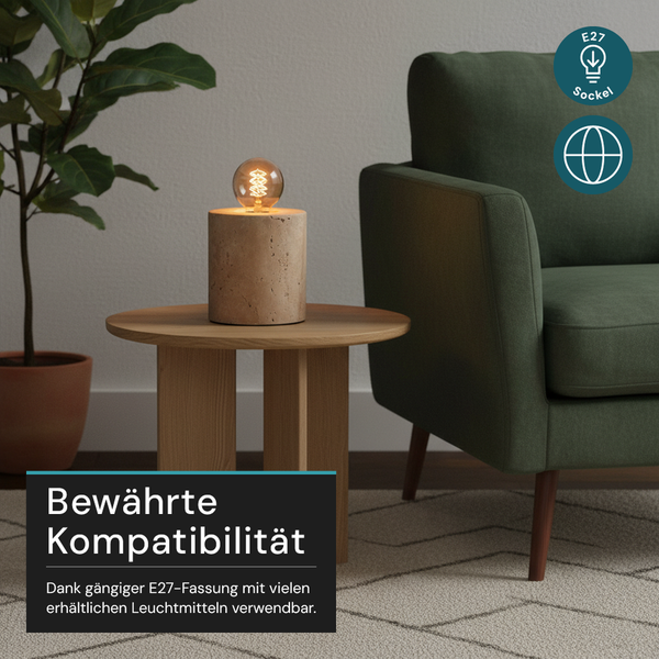 Dekorative Lampe mit E27-Sockel auf einem Beistelltisch neben einem Sessel.