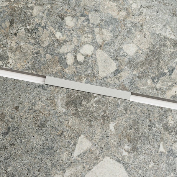 Fliese in Steinoptik mit integriertem Metallprofil zur Fugenabdeckung