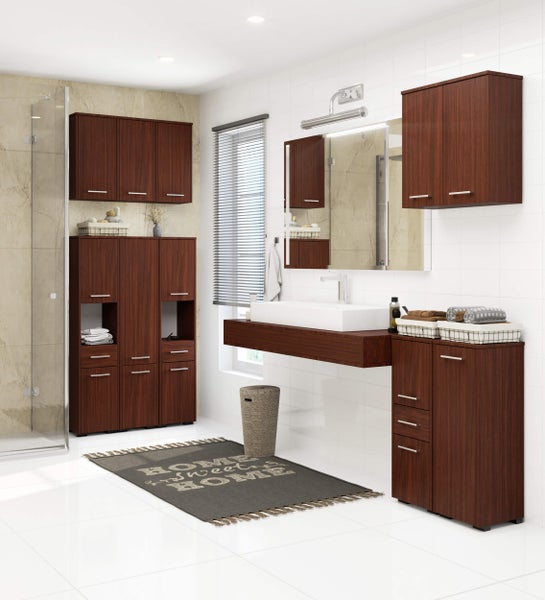 Badezimmer mit Waschtisch, Spiegelschrank und Hochschrank in Holzoptik sowie Teppich