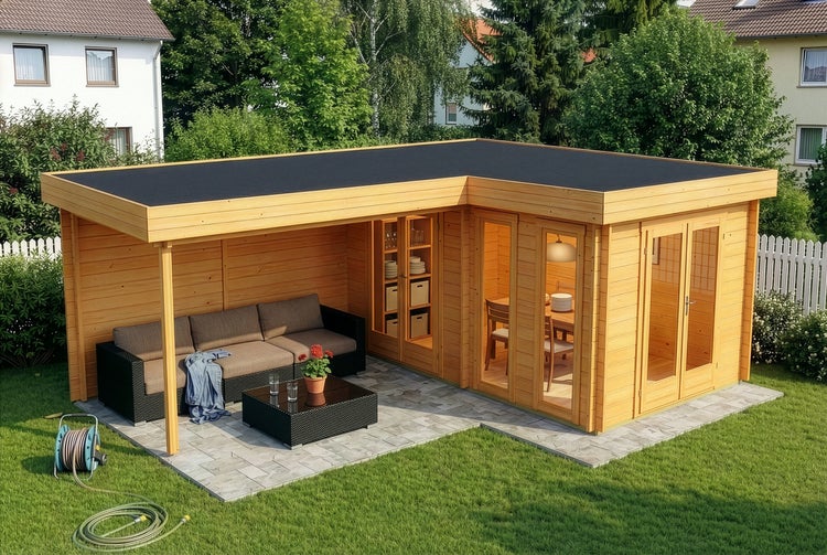 Modernes Gartenhaus aus Holz mit Flachdach, einem geschlossenen Raum und einem überdachten Terrassenbereich mit Lounge-Möbeln auf einer Rasenfläche.