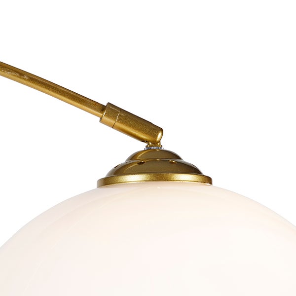 Detailaufnahme einer Lampe mit rundem Schirm und Arm