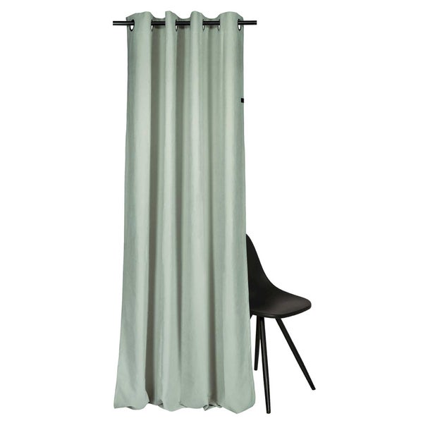 Gardine mit Ösen an einer Gardinenstange neben einem Stuhl