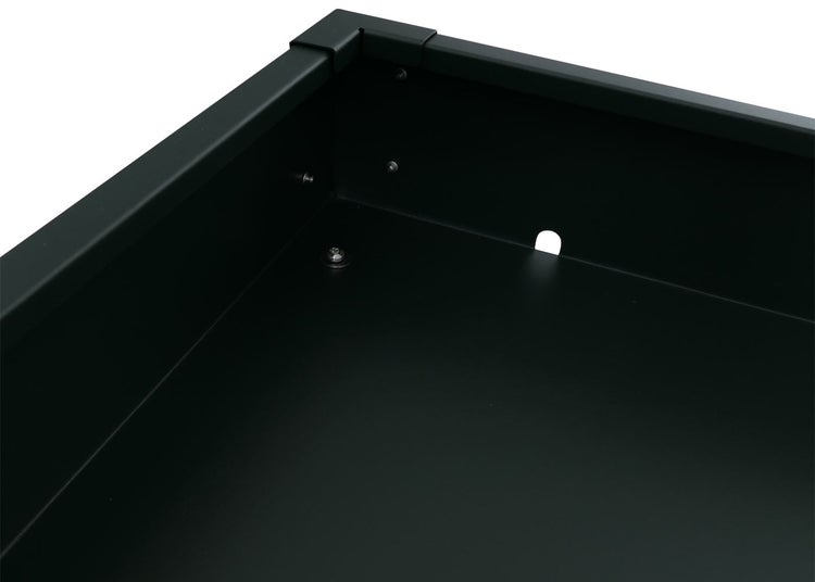 Detailansicht der Innenecke eines schwarzen Hochbeets aus Metall mit Schrauben und Entwässerungsöffnung.