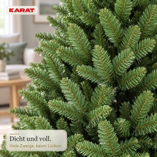 Karat Logo, Detailansicht eines künstlichen Weihnachtsbaums mit dichten Zweigen für ein volles Erscheinungsbild im Wohnzimmer.