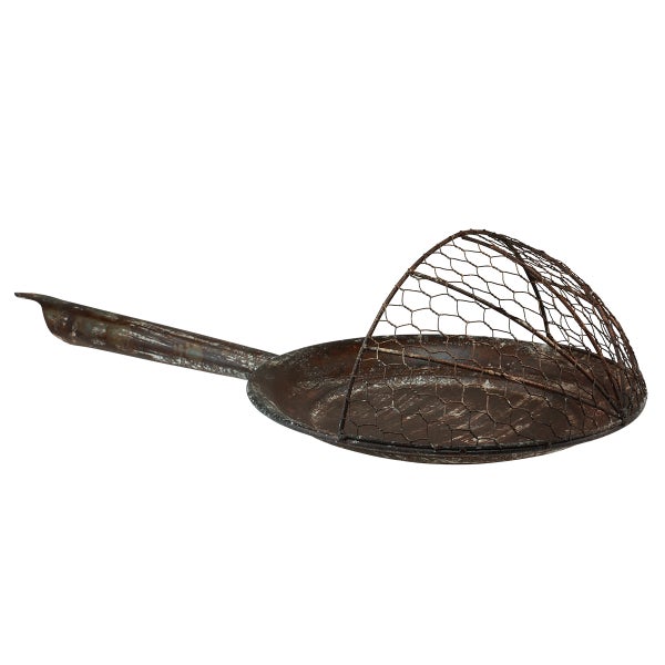 Metallschöpflöffel mit Drahtgeflecht