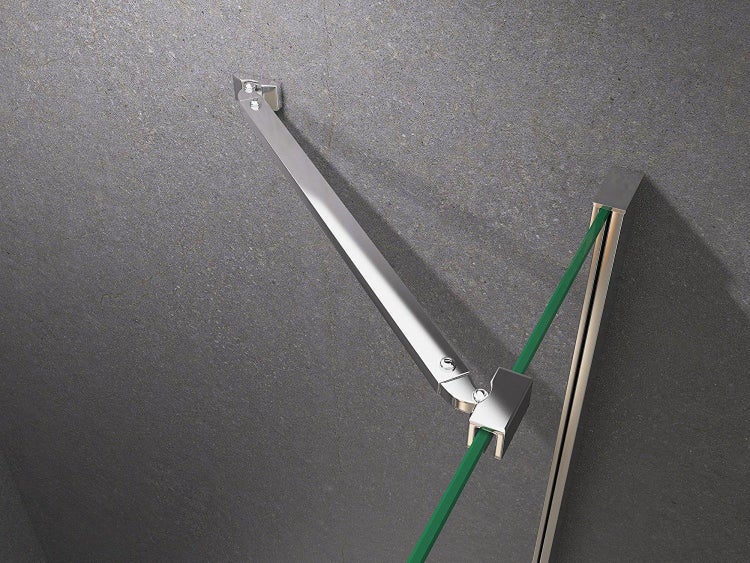 Verchromte Stabilisationsstange zur Fixierung einer gläsernen Duschwand an der Wand.