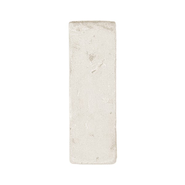 Einzelner Verblender aus Beton in rechteckiger Form mit rustikaler Oberflächenstruktur