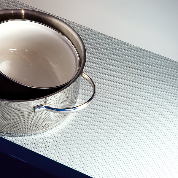 Antirutschmatte für Schubladen mit Noppenstruktur, darauf stehen zwei Edelstahltöpfe.