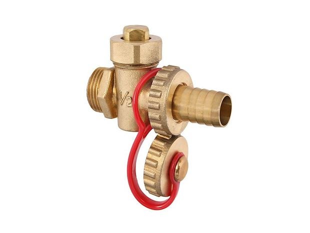 Füll- und Entleerkugelhahn aus Messing mit ein halb Zoll Außengewinde, Schlauchanschluss und Verschlusskappe mit rotem Sicherungsband.