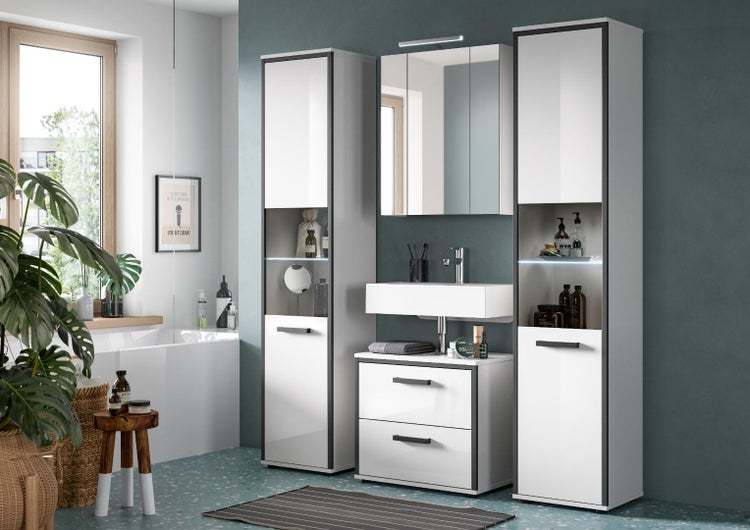 Modernes Badezimmermöbel-Set in Weiß mit anthrazitfarbenem Rahmen, bestehend aus Hochschränken, Waschbeckenunterschrank und Spiegelschrank.