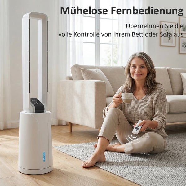 Frau sitzt in hellem Wohnzimmer auf einem Teppich und steuert einen flügellosen Säulenventilator mit einer Fernbedienung.