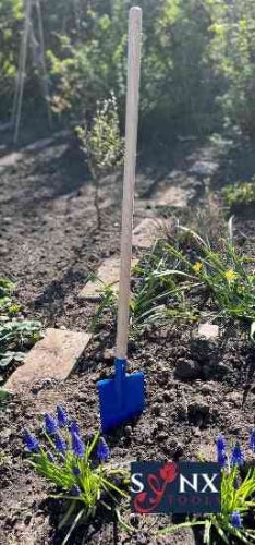 Spaten mit Holzstiel im Garten