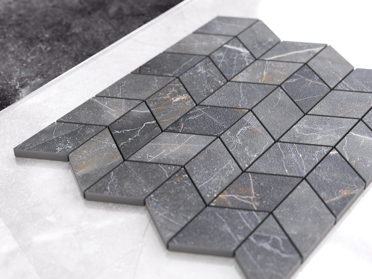 Feinsteinzeug Mosaikfliese in Rautenform mit dunkelgrauer Marmoroptik und Maserung.