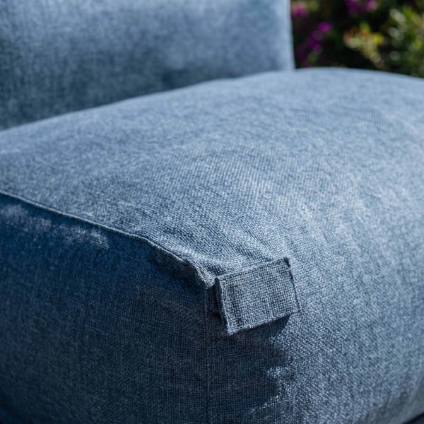 Nahaufnahme eines blauen Sitzsacks für den Außenbereich mit strukturiertem Stoffbezug und kleiner Stofflasche.