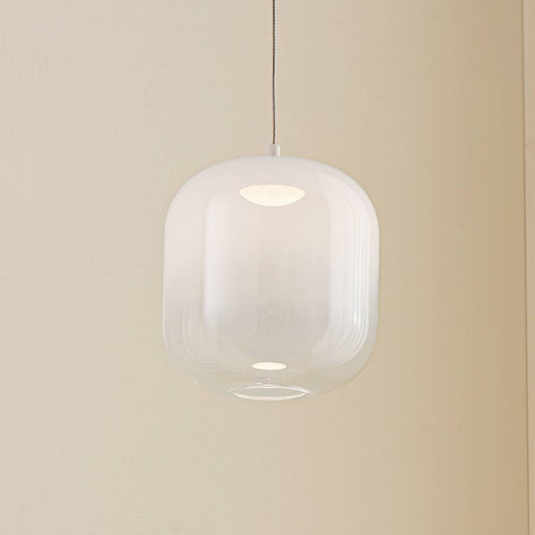 Pendelleuchte aus Glas mit ovalem Schirm und dünner Kabelaufhängung.