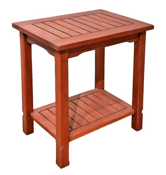 Beistelltisch aus Holz mit zwei Ebenen und Tischplatten in Latten-Optik.