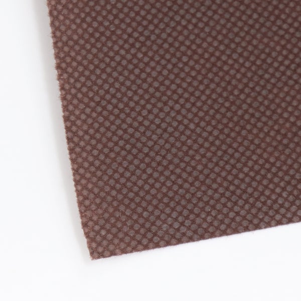 Nahaufnahme eines braunen Vliestuchs mit Punktmuster