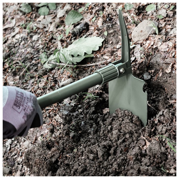 Klappspaten im Einsatz im Erdreich