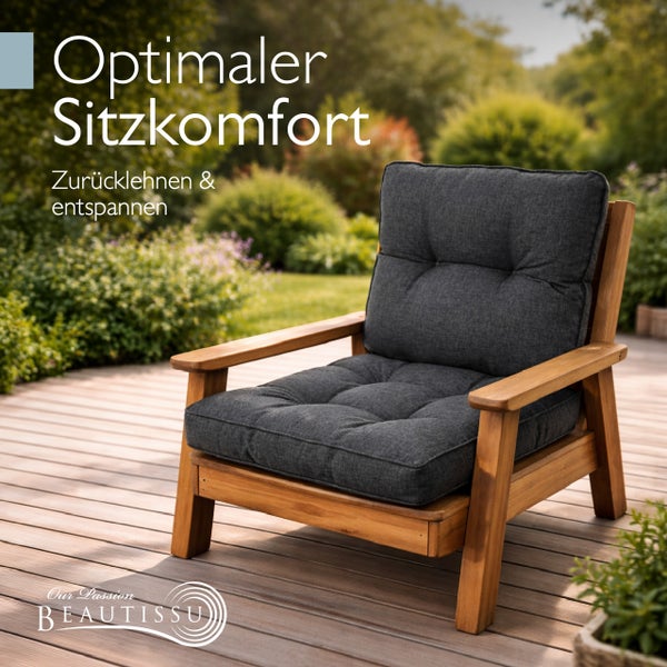 Gartenstuhl aus Holz mit dicken grauen Polstern auf einer Holzterrasse im Garten. Beautissu Logo.