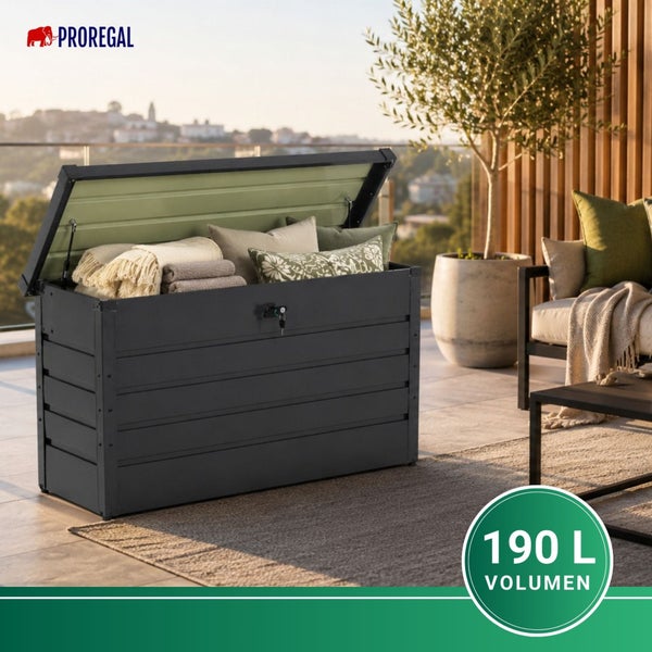 Proregal Logo. Offene Gartenbox aus Metall in Anthrazit auf einer hellen Terrasse, gefüllt mit Kissen und Decken, 190 Liter Volumen.