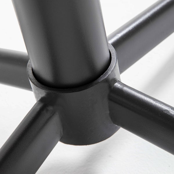 Nahaufnahme einer schwarzen Metallverbindung eines Moebelgestells mit vier Beinen.