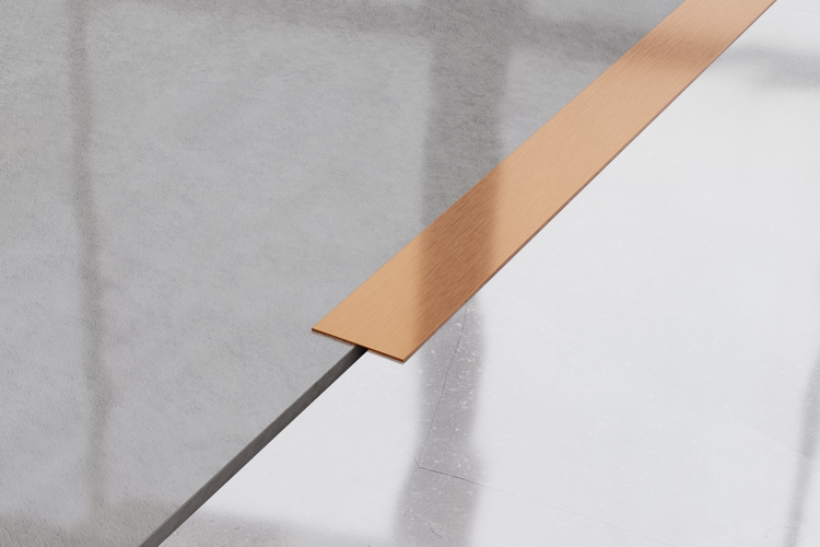 Detailaufnahme einer Duschrinne mit Metalleinfassung in einem Badezimmer