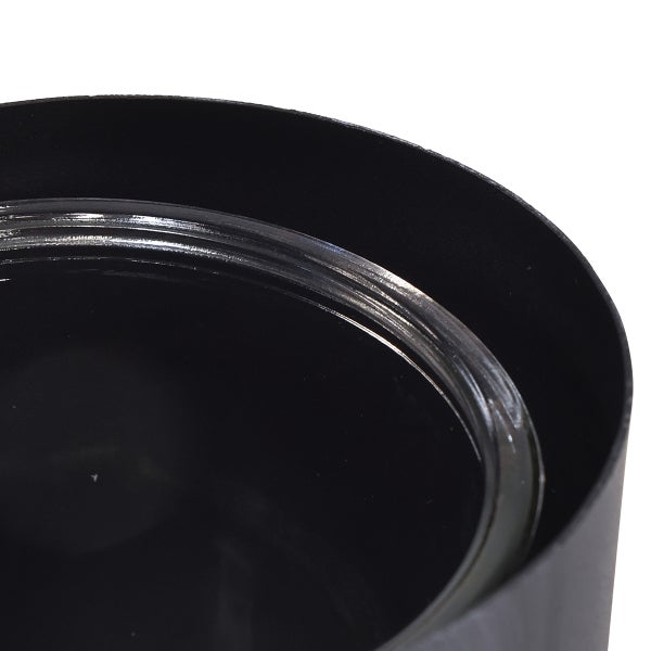 Detailaufnahme einer Glasabdeckung in einem schwarzen Gehäuse