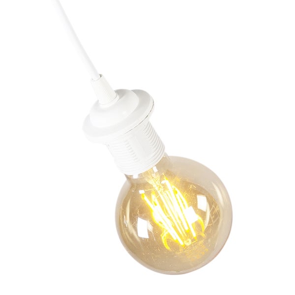 LED-Globe-Leuchtmittel mit sichtbarem Glühfaden in einer weißen Pendelleuchten-Fassung mit Kabel.