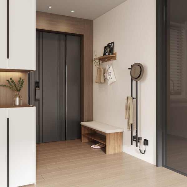 Modern gestalteter Eingangsbereich mit Holzbank, schwarzem Handtuchheizkörper als Garderobe, dunkler Tür mit Zahlenschloss und weißen Schränken.