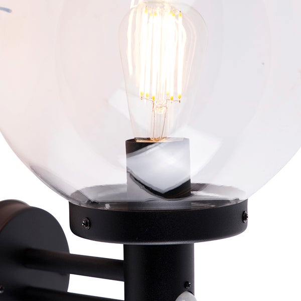 Außenwandleuchte mit rundem Glasschirm, LED-Filament-Leuchtmittel und schwarzer Metallhalterung.