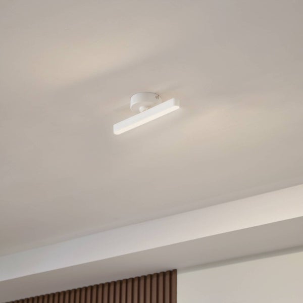 Moderne LED-Deckenleuchte mit einem länglichen Lichtelement an einem runden Sockel an der Zimmerdecke.