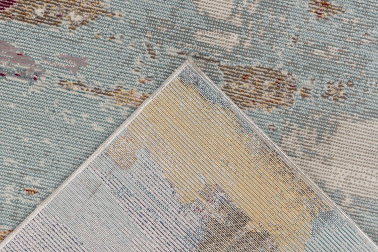 Detailansicht eines Teppichs mit Vintage Muster und umgeschlagener Ecke zur Darstellung der Rückseite.