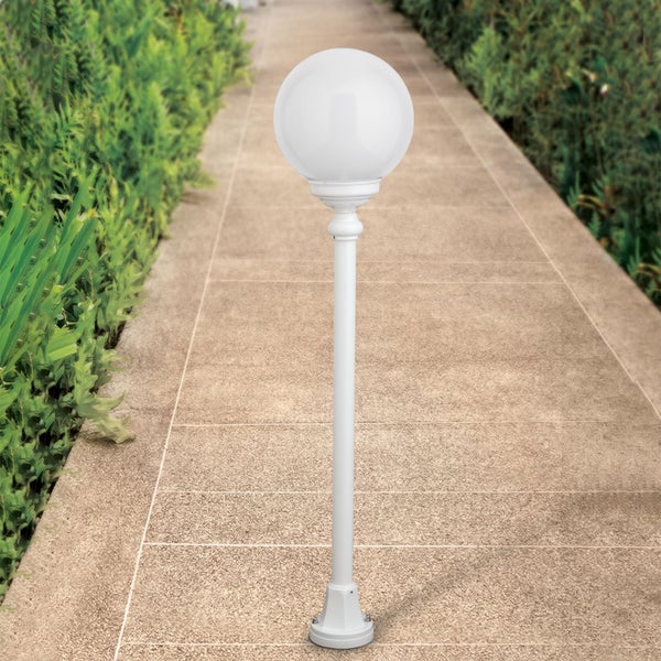 Außenleuchte als Wegeleuchte mit weißer Kugellampe auf hohem Pfosten, platziert auf einem hellen Gartenweg aus Steinplatten zwischen grünen Hecken.