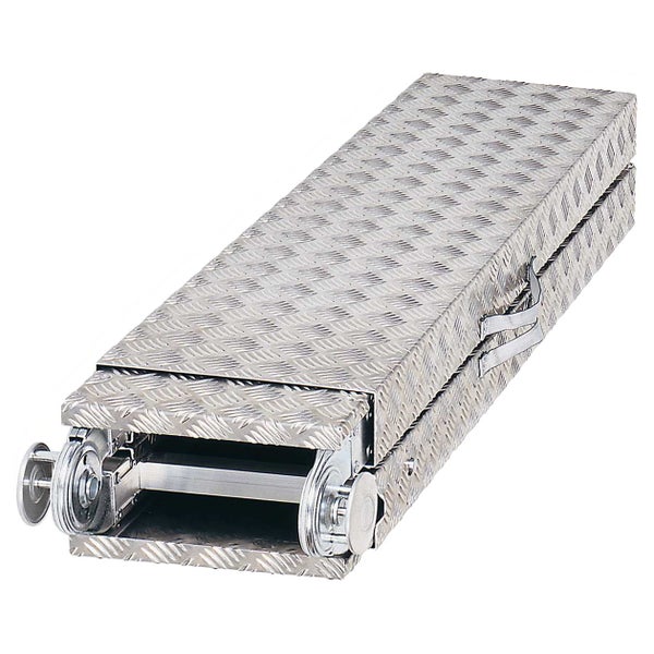 Klappbare Auffahrrampe aus Aluminium mit Riffelblech-Oberfläche, Rollen und Tragegriff.