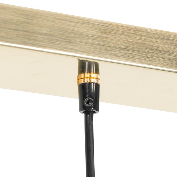 Detailaufnahme einer Deckenleuchte mit Kabel