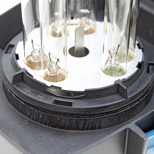 Nahaufnahme der internen UVC-Lampen und Elektroden in einem Teichklärer-Sockel mit schwarzem Gehäuse und weißem Reflektor.