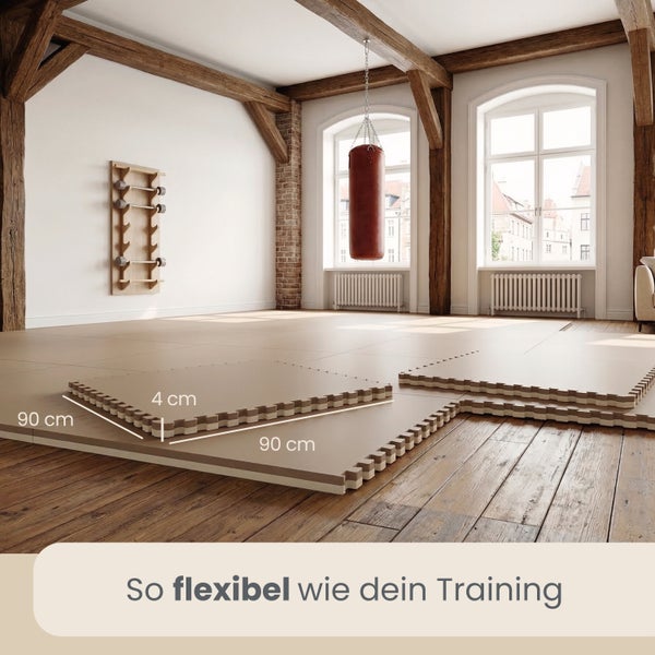 Bodenschutzmatten zum Zusammenstecken in einem hellen Fitnessraum mit Holzbalken. Maße 90 mal 90 Zentimeter und 4 Zentimeter Dicke.