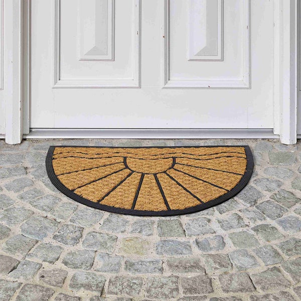 Halbrunde Fußmatte aus Kokosfasern vor einer weißen Tür