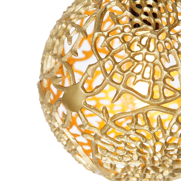 Detailansicht einer goldenen Hängeleuchte mit filigranem, offenem Design