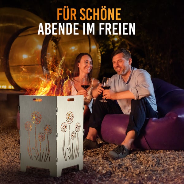 Feuerstelle mit Muster vor einem Paar, das im Garten Wein trinkt